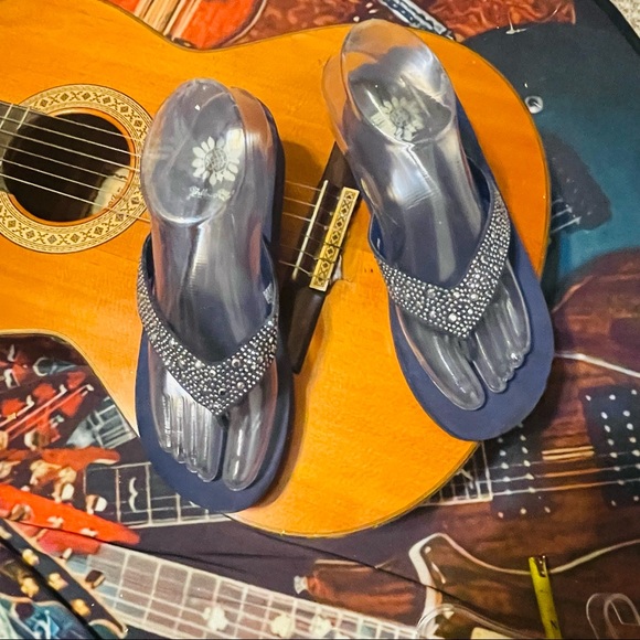 🌼 Cute Yellow Box Blue Rhinestone Flip Flops! - Picture 7 of 12